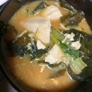 豆腐と大根と小松菜とわかめとしめじの卵とじ汁